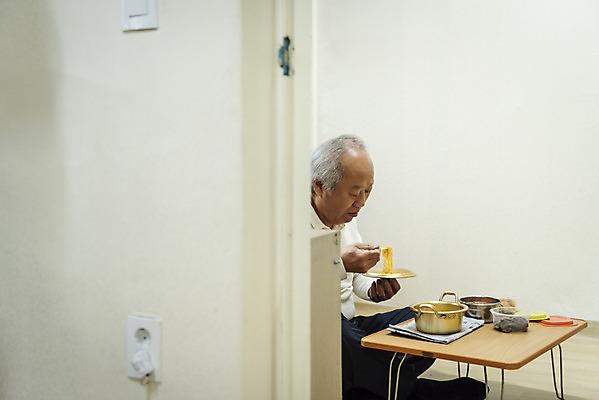 포토 JPG 전신 할아버지 노년 남자 젓가락 식탁 실내 한명 들기 앉기 옆모습 실버라이프 식사 한국인 뚜껑 라면 고독 70대 독거노인 노인남자한명만 국내포토 1 라이프스타일 감정 음식 뷰포인트 모션 탁자 수저 사람 동양인 성인 내부 면류 남자한명만 노인남자만 파일형식