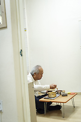 포토 JPG 전신 할아버지 노년 남자 젓가락 식탁 실내 한명 들기 앉기 옆모습 실버라이프 식사 한국인 뚜껑 라면 고독 70대 독거노인 노인남자한명만 국내포토 1 라이프스타일 감정 음식 뷰포인트 모션 탁자 수저 사람 동양인 성인 내부 면류 남자한명만 노인남자만 파일형식