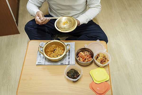 포토 JPG 할아버지 노년 남자 젓가락 식탁 반찬 실내 한명 들기 앉기 앞모습 실버라이프 식사 한국인 하반신 뚜껑 라면 고독 70대 독거노인 양은냄비 플라스틱통 노인남자한명만 국내포토 1 라이프스타일 감정 음식 뷰포인트 모션 탁자 수저 통 사람 동양인 성인 내부 면류 냄비 플라스틱 남자한명만 노인남자만 파일형식