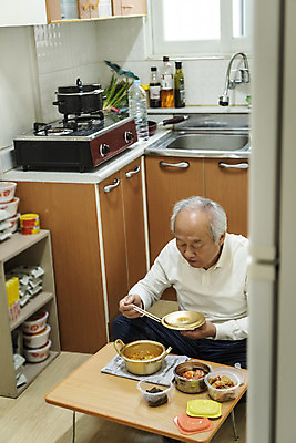 포토 JPG 할아버지 노년 남자 젓가락 식탁 실내 한명 들기 앉기 상반신 옆모습 실버라이프 주방 식사 한국인 뚜껑 라면 고독 70대 독거노인 노인남자한명만 국내포토 1 라이프스타일 감정 음식 뷰포인트 모션 탁자 수저 사람 동양인 성인 내부 면류 남자한명만 노인남자만 파일형식