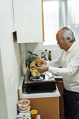 포토 JPG 할아버지 노년 남자 실내 한명 들기 상반신 옆모습 실버라이프 주방 식사 한국인 뚜껑 라면 가스레인지 고독 70대 끓이기 독거노인 노인남자한명만 국내포토 1 라이프스타일 감정 음식 뷰포인트 모션 사람 동양인 성인 내부 가전제품 레인지 면류 남자한명만 노인남자만 파일형식