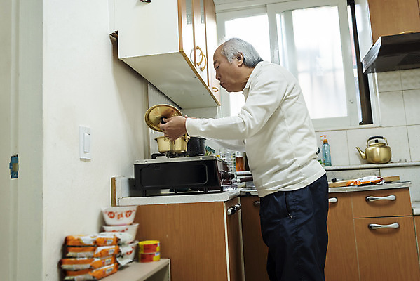 포토 JPG 할아버지 노년 남자 실내 한명 들기 상반신 옆모습 실버라이프 주방 식사 한국인 뚜껑 라면 가스레인지 고독 70대 끓이기 독거노인 노인남자한명만 국내포토 1 라이프스타일 감정 음식 뷰포인트 모션 사람 동양인 성인 내부 가전제품 레인지 면류 남자한명만 노인남자만 파일형식