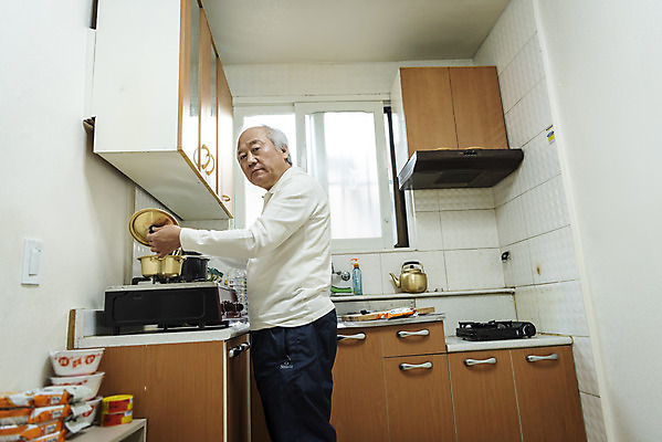 포토 JPG 응시 할아버지 노년 남자 실내 한명 들기 상반신 옆모습 실버라이프 주방 식사 한국인 뚜껑 라면 고독 70대 끓이기 독거노인 노인남자한명만 국내포토 1 라이프스타일 시선 감정 음식 뷰포인트 모션 사람 동양인 성인 내부 면류 남자한명만 노인남자만 파일형식