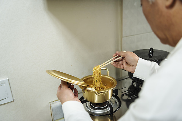 포토 JPG 손 할아버지 노년 남자 젓가락 실내 한명 들기 상반신 옆모습 실버라이프 주방 식사 한국인 뚜껑 라면 고독 70대 독거노인 양은냄비 젓가락질 노인남자한명만 국내포토 1 라이프스타일 감정 음식 뷰포인트 모션 수저 사람 동양인 손짓 성인 내부 신체부위 면류 냄비 남자한명만 노인남자만 파일형식