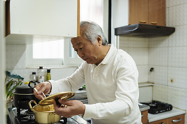포토 JPG 할아버지 노년 남자 젓가락 실내 한명 들기 상반신 옆모습 실버라이프 주방 식사 한국인 뚜껑 라면 고독 70대 독거노인 젓가락질 노인남자한명만 국내포토 1 라이프스타일 감정 음식 뷰포인트 모션 수저 사람 동양인 손짓 성인 내부 면류 남자한명만 노인남자만 파일형식