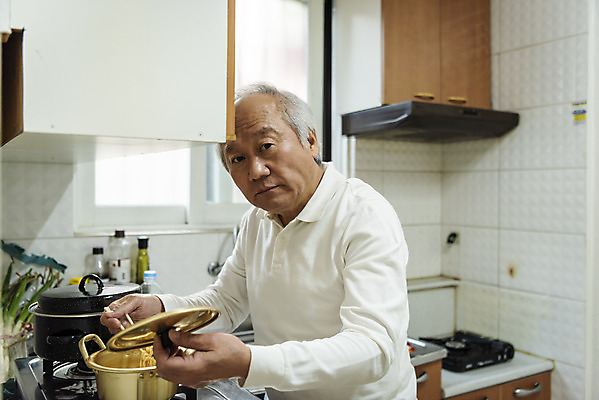 포토 JPG 응시 할아버지 노년 남자 젓가락 실내 한명 들기 상반신 옆모습 실버라이프 주방 식사 한국인 뚜껑 라면 고독 70대 독거노인 젓가락질 노인남자한명만 국내포토 1 라이프스타일 시선 감정 음식 뷰포인트 모션 수저 사람 동양인 손짓 성인 내부 면류 남자한명만 노인남자만 파일형식