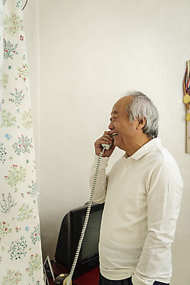 포토 JPG 할아버지 노년 남자 실내 한명 서기 웃음 들기 상반신 옆모습 실버라이프 기쁨 한국인 수화기 70대 통화 독거노인 노인남자한명만 국내포토 1 라이프스타일 감정 뷰포인트 모션 표정 사람 동양인 성인 내부 전화기 남자한명만 노인남자만 파일형식