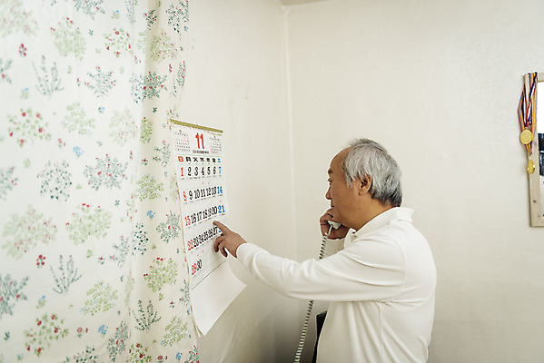 포토 JPG 응시 할아버지 노년 남자 실내 한명 서기 들기 상반신 옆모습 실버라이프 기쁨 한국인 달력 가리킴 수화기 70대 통화 독거노인 노인남자한명만 국내포토 1 라이프스타일 시선 감정 뷰포인트 모션 사람 동양인 손짓 성인 내부 전화기 남자한명만 노인남자만 파일형식