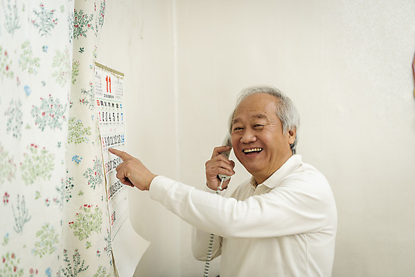 포토 JPG 할아버지 노년 남자 실내 한명 서기 웃음 들기 상반신 옆모습 실버라이프 기쁨 한국인 달력 가리킴 수화기 70대 통화 독거노인 노인남자한명만 국내포토 1 라이프스타일 감정 뷰포인트 모션 표정 사람 동양인 손짓 성인 내부 전화기 남자한명만 노인남자만 파일형식