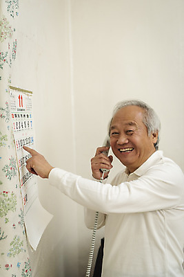 포토 JPG 할아버지 노년 남자 실내 한명 서기 웃음 들기 상반신 옆모습 실버라이프 기쁨 한국인 달력 가리킴 수화기 70대 통화 독거노인 노인남자한명만 국내포토 1 라이프스타일 감정 뷰포인트 모션 표정 사람 동양인 손짓 성인 내부 전화기 남자한명만 노인남자만 파일형식