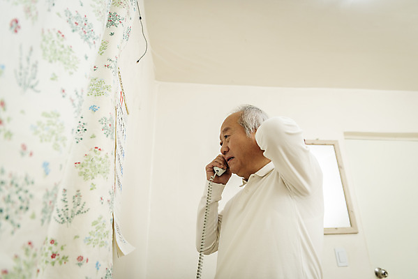 포토 JPG 할아버지 노년 남자 실내 한명 서기 들기 상반신 옆모습 실버라이프 손들기 한국인 달력 수화기 70대 통화 독거노인 뒷목 노인남자한명만 국내포토 1 라이프스타일 뷰포인트 모션 사람 동양인 성인 내부 전화기 목 남자한명만 노인남자만 파일형식