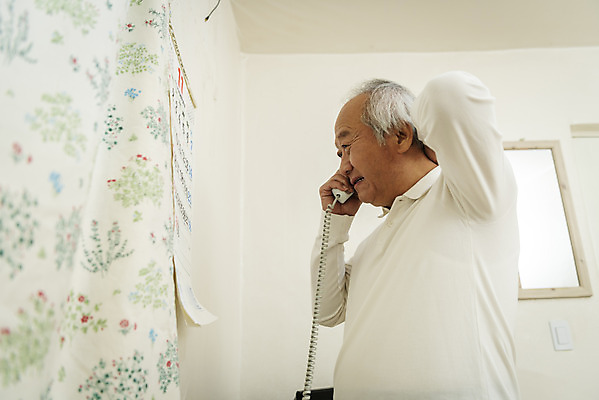 포토 JPG 할아버지 노년 남자 실내 한명 서기 들기 상반신 옆모습 실버라이프 손들기 한국인 달력 수화기 70대 통화 독거노인 뒷목 노인남자한명만 국내포토 1 라이프스타일 뷰포인트 모션 사람 동양인 성인 내부 전화기 목 남자한명만 노인남자만 파일형식