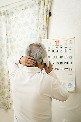 포토 JPG 할아버지 노년 남자 실내 한명 서기 들기 상반신 뒷모습 실버라이프 한국인 달력 잡기 수화기 70대 통화 독거노인 뒷목 노인남자한명만 국내포토 1 라이프스타일 뷰포인트 모션 사람 동양인 성인 내부 전화기 목 남자한명만 노인남자만 파일형식