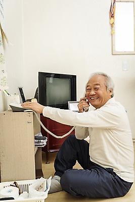 포토 JPG 전신 할아버지 노년 남자 실내 한명 미소 들기 앉기 옆모습 실버라이프 손들기 기쁨 한국인 수화기 70대 통화 독거노인 노인남자한명만 국내포토 1 라이프스타일 감정 뷰포인트 모션 표정 사람 동양인 성인 내부 전화기 남자한명만 노인남자만 파일형식