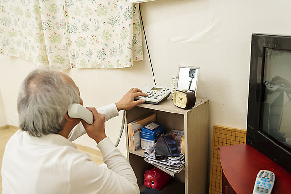 포토 JPG 할아버지 노년 남자 실내 한명 들기 앉기 상반신 뒷모습 실버라이프 한국인 누름 수화기 70대 통화 전화번호 독거노인 노인남자한명만 국내포토 1 라이프스타일 뷰포인트 모션 사람 동양인 성인 내부 전화기 남자한명만 노인남자만 파일형식