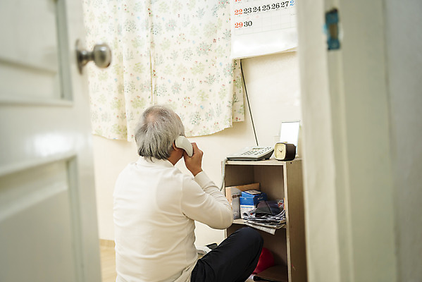 포토 JPG 할아버지 노년 남자 실내 한명 들기 앉기 상반신 뒷모습 실버라이프 한국인 기다림 수화기 70대 통화 독거노인 노인남자한명만 국내포토 1 라이프스타일 뷰포인트 모션 사람 동양인 성인 내부 전화기 남자한명만 노인남자만 파일형식