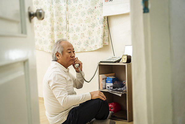 포토 JPG 응시 할아버지 노년 남자 실내 한명 들기 앉기 상반신 옆모습 실버라이프 한국인 기다림 수화기 70대 통화 독거노인 노인남자한명만 국내포토 1 라이프스타일 시선 뷰포인트 모션 사람 동양인 성인 내부 전화기 남자한명만 노인남자만 파일형식