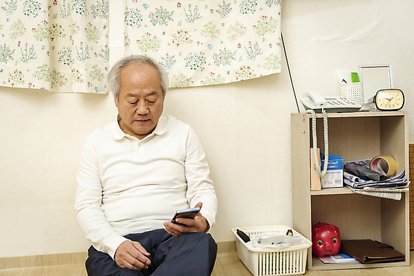 포토 JPG 할아버지 노년 남자 실내 한명 들기 앉기 상반신 앞모습 실버라이프 스마트폰 한국인 기다림 고독 70대 독거노인 노인남자한명만 국내포토 1 라이프스타일 감정 뷰포인트 모션 사람 동양인 성인 내부 핸드폰 스마트기기 남자한명만 노인남자만 파일형식