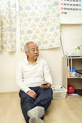 포토 JPG 전신 응시 할아버지 노년 남자 실내 한명 들기 앉기 앞모습 실버라이프 스마트폰 한국인 기다림 고독 70대 독거노인 노인남자한명만 국내포토 1 라이프스타일 시선 감정 뷰포인트 모션 사람 동양인 성인 내부 핸드폰 스마트기기 남자한명만 노인남자만 파일형식