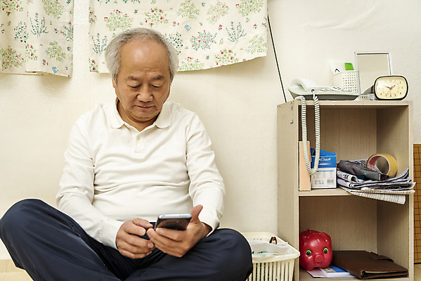 포토 JPG 할아버지 노년 남자 실내 한명 들기 앉기 상반신 앞모습 실버라이프 스마트폰 한국인 기다림 고독 70대 독거노인 노인남자한명만 내려보기 국내포토 1 라이프스타일 감정 뷰포인트 모션 사람 동양인 성인 내부 핸드폰 스마트기기 남자한명만 노인남자만 파일형식