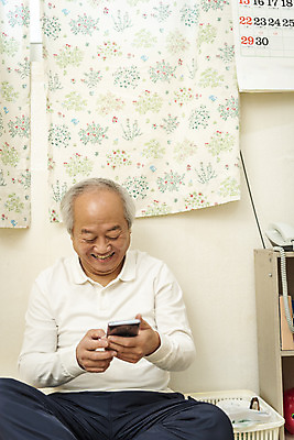 포토 JPG 할아버지 노년 남자 실내 한명 미소 들기 앉기 상반신 앞모습 실버라이프 스마트폰 기쁨 한국인 70대 독거노인 노인남자한명만 내려보기 국내포토 1 라이프스타일 감정 뷰포인트 모션 표정 사람 동양인 성인 내부 핸드폰 스마트기기 남자한명만 노인남자만 파일형식