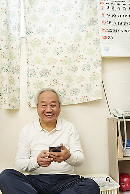 포토 JPG 응시 할아버지 노년 남자 실내 한명 미소 들기 앉기 상반신 앞모습 실버라이프 스마트폰 기쁨 한국인 70대 독거노인 노인남자한명만 국내포토 1 라이프스타일 시선 감정 뷰포인트 모션 표정 사람 동양인 성인 내부 핸드폰 스마트기기 남자한명만 노인남자만 파일형식