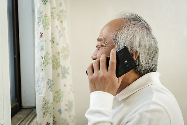 포토 JPG 할아버지 노년 남자 실내 한명 미소 들기 상반신 옆모습 실버라이프 스마트폰 기쁨 한국인 70대 통화 독거노인 노인남자한명만 국내포토 1 라이프스타일 감정 뷰포인트 모션 표정 사람 동양인 성인 내부 핸드폰 스마트기기 남자한명만 노인남자만 파일형식