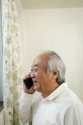 포토 JPG 할아버지 노년 남자 실내 한명 웃음 들기 상반신 옆모습 실버라이프 스마트폰 기쁨 한국인 70대 통화 독거노인 노인남자한명만 국내포토 1 라이프스타일 감정 뷰포인트 모션 표정 사람 동양인 성인 내부 핸드폰 스마트기기 남자한명만 노인남자만 파일형식