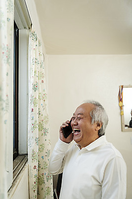 포토 JPG 할아버지 노년 남자 실내 한명 웃음 들기 상반신 옆모습 실버라이프 스마트폰 기쁨 한국인 70대 통화 독거노인 노인남자한명만 국내포토 1 라이프스타일 감정 뷰포인트 모션 표정 사람 동양인 성인 내부 핸드폰 스마트기기 남자한명만 노인남자만 파일형식