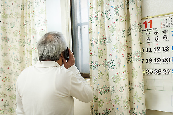 포토 JPG 할아버지 노년 남자 실내 한명 들기 상반신 뒷모습 실버라이프 스마트폰 기쁨 한국인 70대 통화 독거노인 노인남자한명만 국내포토 1 라이프스타일 감정 뷰포인트 모션 사람 동양인 성인 내부 핸드폰 스마트기기 남자한명만 노인남자만 파일형식