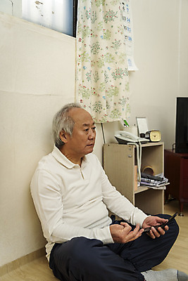 포토 JPG 할아버지 노년 남자 실내 한명 들기 앉기 상반신 옆모습 실버라이프 스마트폰 한국인 기다림 고독 70대 독거노인 노인남자한명만 폴더폰 국내포토 1 라이프스타일 감정 뷰포인트 모션 사람 동양인 성인 내부 핸드폰 스마트기기 남자한명만 노인남자만 파일형식