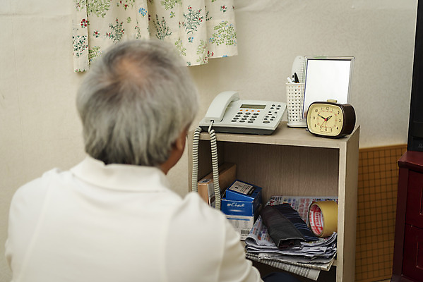 포토 JPG 할아버지 노년 남자 실내 한명 상반신 뒷모습 실버라이프 한국인 고독 전화기 70대 독거노인 망설임 노인남자한명만 국내포토 1 라이프스타일 감정 뷰포인트 사람 동양인 성인 내부 남자한명만 노인남자만 파일형식