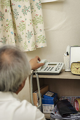 포토 JPG 할아버지 노년 남자 실내 한명 들기 상반신 뒷모습 실버라이프 한국인 고독 전화기 70대 독거노인 망설임 노인남자한명만 국내포토 1 라이프스타일 감정 뷰포인트 모션 사람 동양인 성인 내부 남자한명만 노인남자만 파일형식