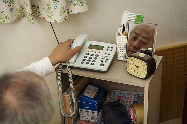포토 JPG 할아버지 노년 남자 얼굴 실내 한명 들기 뒷모습 신체부위 실버라이프 반사 거울 한국인 고독 70대 독거노인 망설임 노인남자한명만 국내포토 1 라이프스타일 감정 뷰포인트 모션 사람 동양인 성인 내부 남자한명만 노인남자만 파일형식