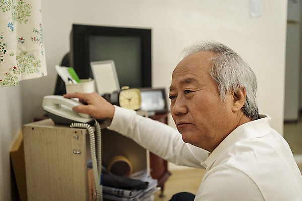 포토 JPG 할아버지 노년 남자 실내 한명 들기 상반신 옆모습 실버라이프 한국인 고독 전화기 70대 독거노인 망설임 노인남자한명만 국내포토 1 라이프스타일 감정 뷰포인트 모션 사람 동양인 성인 내부 남자한명만 노인남자만 파일형식