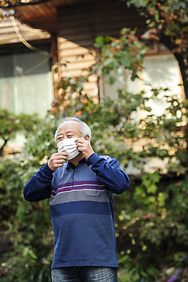 포토 JPG 주간 할아버지 노년 남자 마스크 한명 상반신 야외 앞모습 아웃포커스 실버라이프 한국인 잡기 70대 독거노인 착용 노인남자한명만 불편함 국내포토 자연요소 1 라이프스타일 뷰포인트 모션 촬영기법 사람 동양인 성인 감각 남자한명만 노인남자만 파일형식