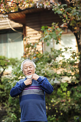 포토 JPG 주간 할아버지 노년 남자 마스크 한명 상반신 야외 앞모습 아웃포커스 실버라이프 한국인 잡기 70대 독거노인 노인남자한명만 불편함 턱스크 국내포토 자연요소 1 라이프스타일 뷰포인트 모션 촬영기법 사람 동양인 성인 감각 합성어 남자한명만 노인남자만 파일형식