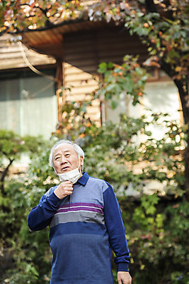 포토 JPG 주간 응시 할아버지 노년 남자 마스크 한명 상반신 야외 앞모습 아웃포커스 실버라이프 한국인 잡기 70대 독거노인 노인남자한명만 불편함 턱스크 국내포토 자연요소 1 라이프스타일 시선 뷰포인트 모션 촬영기법 사람 동양인 성인 감각 합성어 남자한명만 노인남자만 파일형식