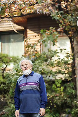 포토 JPG 주간 할아버지 노년 남자 마스크 한명 상반신 야외 앞모습 아웃포커스 실버라이프 한국인 70대 독거노인 노인남자한명만 불편함 턱스크 국내포토 자연요소 1 라이프스타일 뷰포인트 촬영기법 사람 동양인 성인 감각 합성어 남자한명만 노인남자만 파일형식