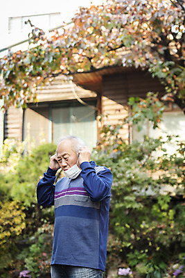 포토 JPG 주간 할아버지 노년 남자 마스크 한명 상반신 야외 앞모습 아웃포커스 실버라이프 손들기 한국인 잡기 찡그림 70대 독거노인 노인남자한명만 불편함 턱스크 국내포토 자연요소 1 라이프스타일 뷰포인트 모션 촬영기법 표정 사람 동양인 성인 감각 합성어 남자한명만 노인남자만 파일형식