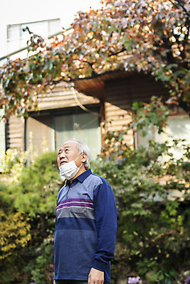 포토 JPG 주간 할아버지 노년 남자 마스크 한명 상반신 야외 옆모습 아웃포커스 실버라이프 한국인 올려보기 70대 독거노인 노인남자한명만 불편함 턱스크 국내포토 자연요소 1 라이프스타일 뷰포인트 모션 촬영기법 사람 동양인 성인 감각 합성어 남자한명만 노인남자만 파일형식
