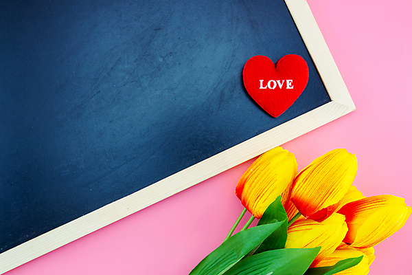 포토 JPG 해외이미지 스튜디오촬영 꽃다발 프레임 실내 사람없음 칠판 튤립 하트 분홍색배경 해외포토 모양 꽃 분홍색 백그라운드 내부 파일형식