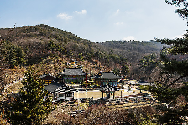 포토 JPG 주간 하늘 산 한옥 풍경 사람없음 야외 충청남도 국내여행 고택 국내포토 자연요소 한국전통 건축물 여행 고건축 충청도 파일형식