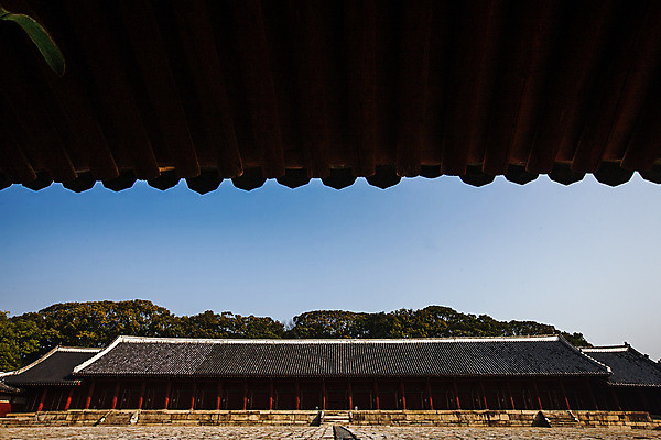 포토 JPG 주간 고건축 하늘 서울 한국 풍경 사람없음 야외 국내여행 종로 종묘 국내포토 자연요소 건축물 아시아 여행 파일형식