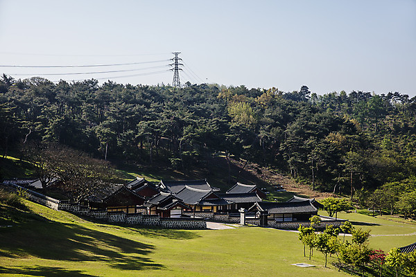 포토 JPG 주간 산 한옥 풍경 사람없음 야외 충청남도 국내여행 서원 서천 국내포토 자연요소 한국전통 여행 고건축 충청도 파일형식