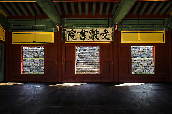 포토 JPG 주간 창문 한옥 실내 사람없음 충청남도 돌계단 국내여행 서원 현판 서천 국내포토 자연요소 한국전통 여행 고건축 내부 계단 돌_바위 충청도 파일형식
