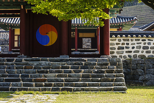 포토 JPG 주간 한옥 풍경 사람없음 야외 충청남도 대문 태극 돌계단 국내여행 서원 기와담장 서천 국내포토 자연요소 한국전통 문양 여행 고건축 기와 담장 문 계단 돌_바위 충청도 파일형식