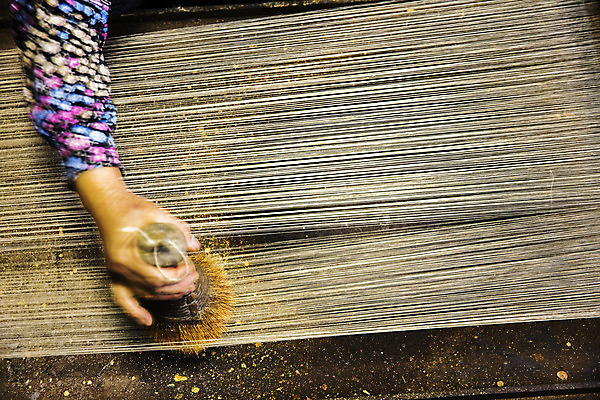 포토 JPG 한국전통 손 실내 들기 신체부위 솔 충청남도 모시 국내여행 한산 국내포토 전통 여행 모션 한국 사람 내부 직물 충청도 파일형식