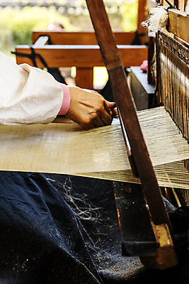 포토 JPG 주간 한국전통 손 실내 신체부위 충청남도 모시 국내여행 베틀 짜기 한산 국내포토 자연요소 전통 여행 모션 한국 사람 내부 직물 농기구 충청도 파일형식