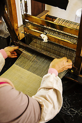 포토 JPG 한국전통 손 실내 신체부위 충청남도 모시 국내여행 베틀 짜기 한산 국내포토 전통 여행 모션 한국 사람 내부 직물 농기구 충청도 파일형식